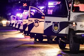 他对违法分子踩了小两脚，公信力和法治建设倒退了一大步图片