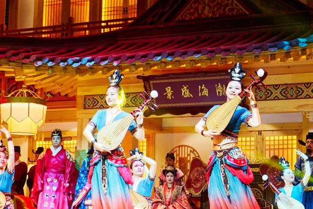 延边有一座渤海古镇，夜色下仿佛穿越时空，重现大唐渤海国的盛世