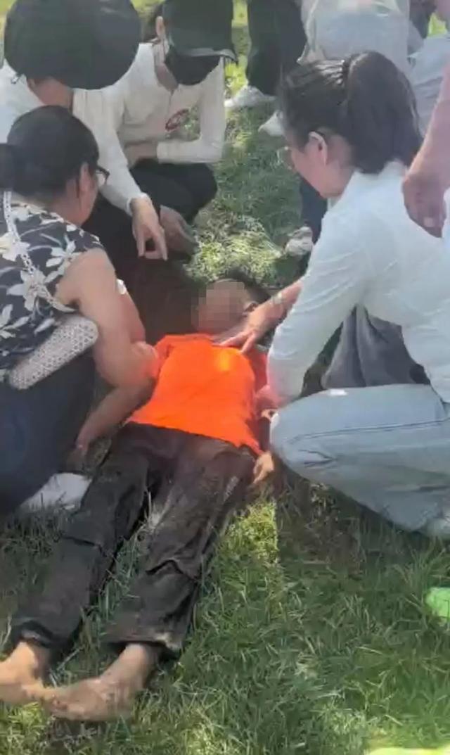 38岁男子跳水救起8岁男童后，体力透支呕吐不止被紧急送医，回应：要给我太太道歉，救人时没想她和4个孩子