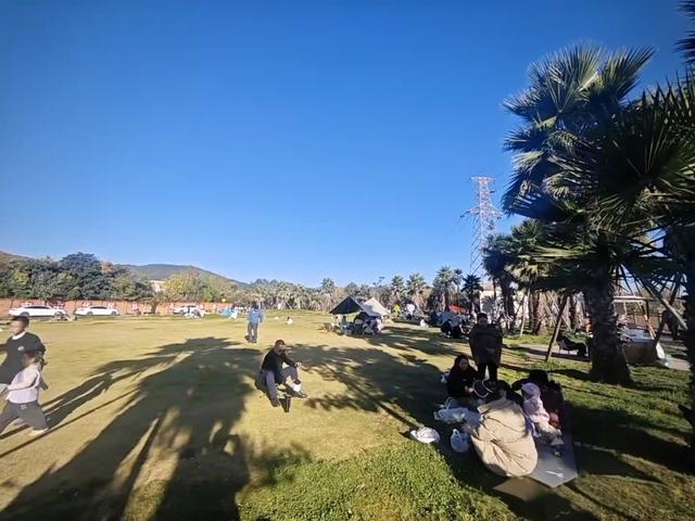 滇池边藏了个“小鼓浪屿”，白房子+彩虹桥+喂海鸥…朋友圈收割机