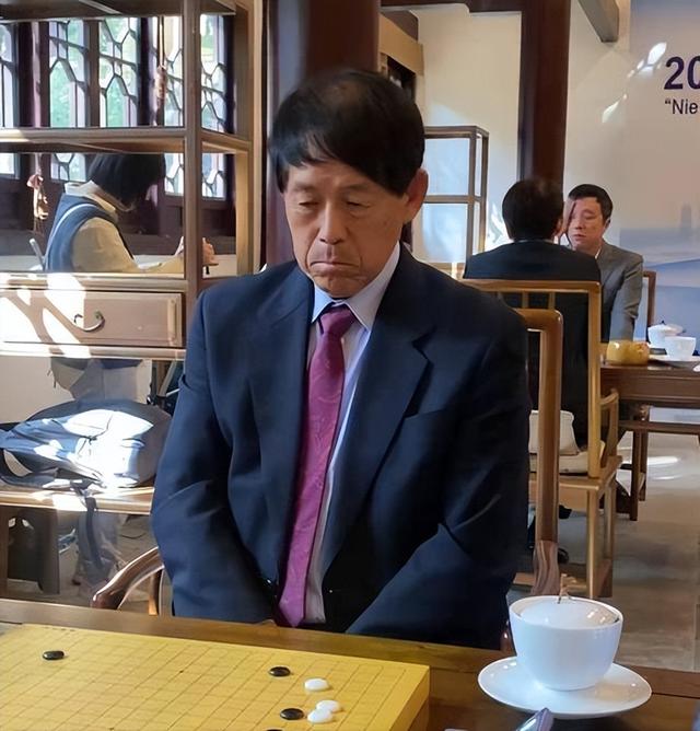 聂卫平葬礼，长子捧遗像，两前任妻子未现身	，现任兰莉娅主持现场