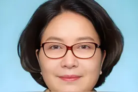 曾经的女教师，风韵犹存，大波浪短发，退居二线的女贪官落马！图片