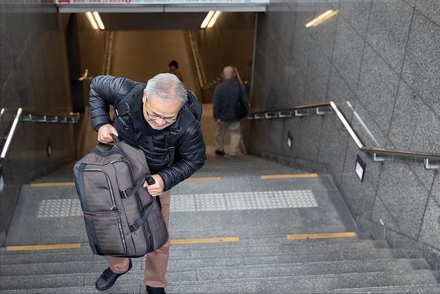 医生坦言：最伤害膝盖的行为，不是爬楼！而是频繁的去做这3件事