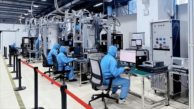 荷兰巨头ASML曾发声：中国芯片制造技术落后西方10-15年