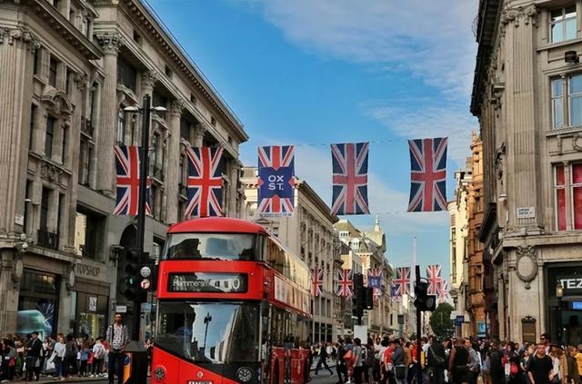 不忍了！马克龙刚到北京	，斯塔默就翻脸？对英国，中国必须动真格