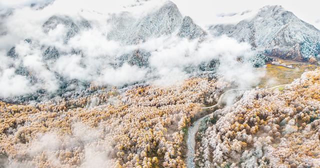 四川石棉县田湾河：初雪迎冬润大地