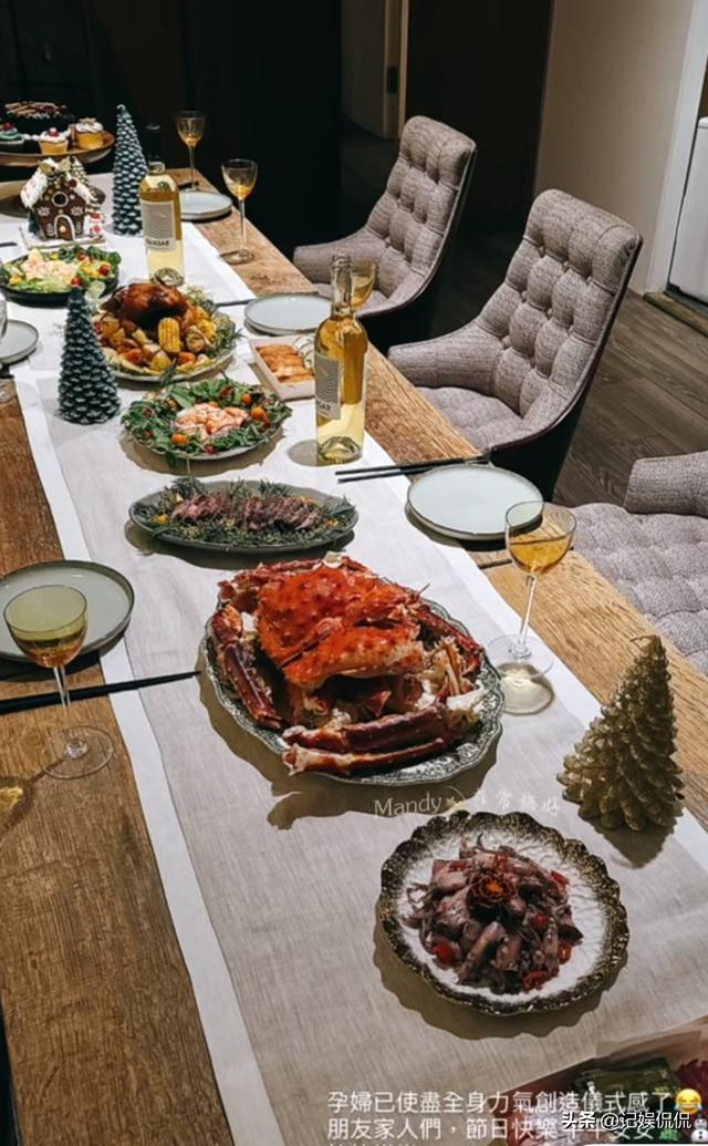 汪小菲一家台北过圣诞，桌上摆茅台吃帝王蟹 小玥儿出镜有了新变化