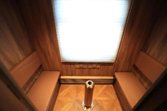 “哈尔滨”的移动城堡 尽享奢华！有观景天窗的豪华专列！