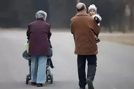 老人带娃，“最好能在这个”年龄段退出，要不然对孩子成长不利图片