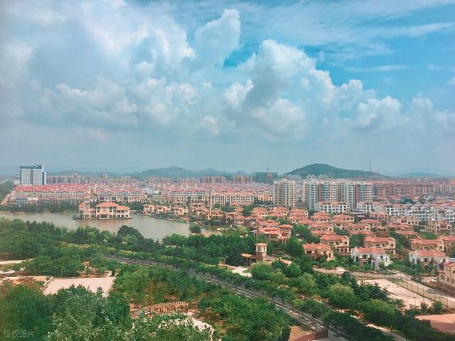 山东面积最大的县级市，相当于3个香港，比6个北京朝阳区还大