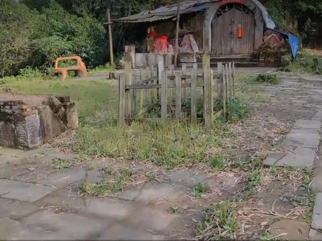 重庆璧山与沙坪坝交界处有一荒废古寺，四周散落残破石像