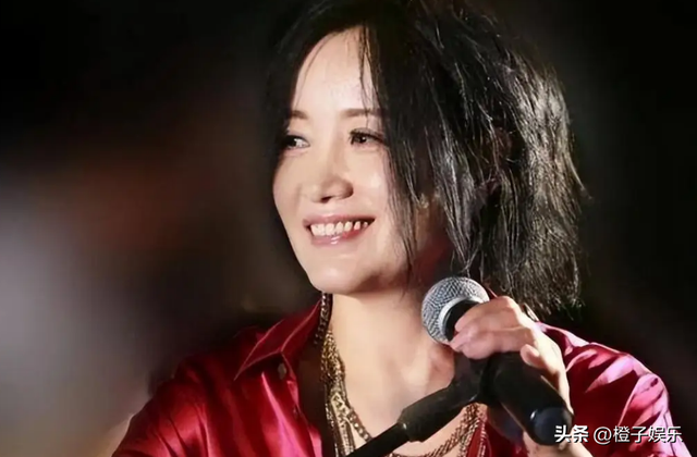 她连上5次春晚，私下却和恩师同居怀孕被骗流产，今57岁依然单身