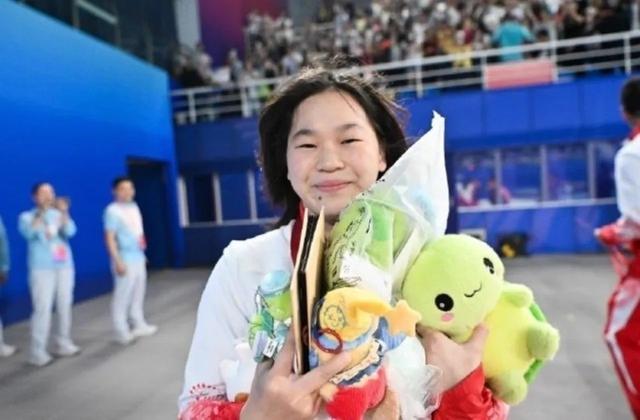 教练谈全红婵伤痛：胫骨踝关节都有伤	，身上都是肌贴，每天都很疼