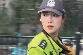真的漂亮！西湖边的女交警人美声甜，众多驾驶员违章也要凑凑热闹图片