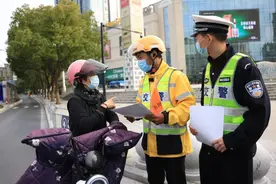 法治记者体验送外卖：骑手职业并不容易上手，意外伤害保险减轻事故压力图片