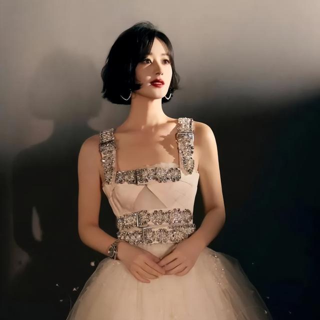 离婚四年，47岁冯绍峰再次官宣喜讯，成为赵丽颖高攀不起的存在！