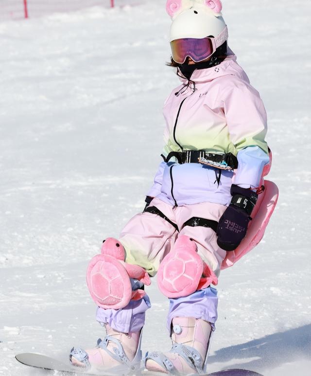 全红婵归队了！她变化真大，身材高挑颜值抢眼，留了长发气场强大