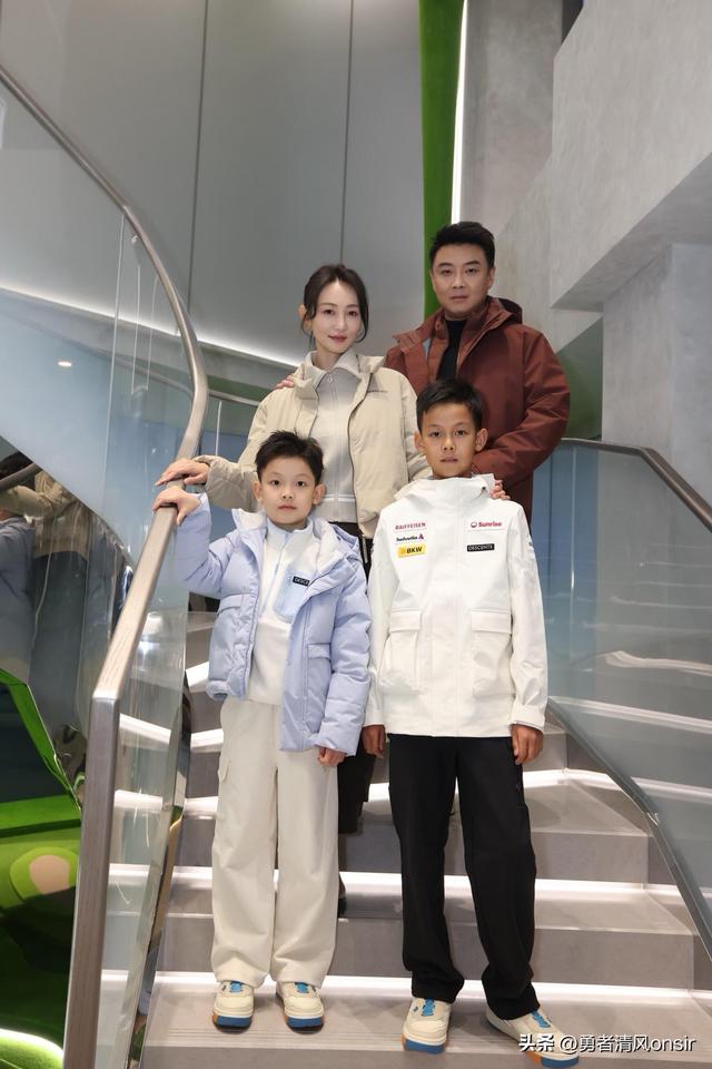 王皓妻子晒北京活动照, 两儿子一个像爸一个像妈, 王皓不上班好年轻