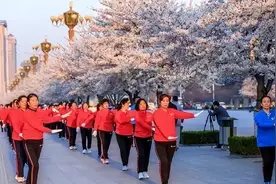 为什么很多中年女性沉迷广场舞，纯粹锻炼身体？其实存在三个猫腻图片