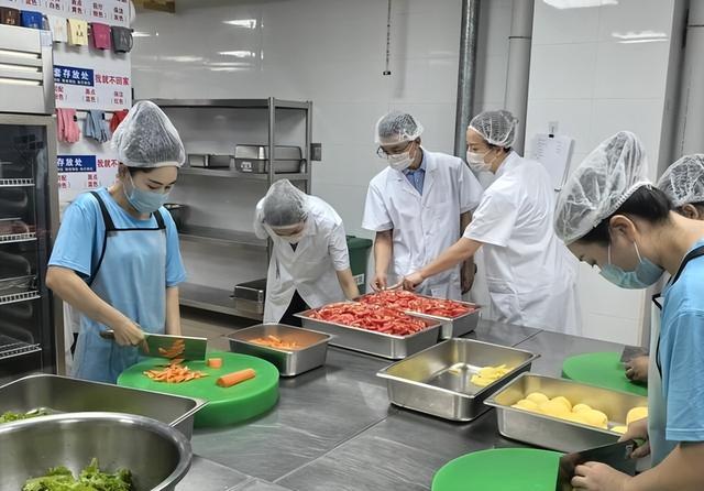 北京下了个死命令：2027年底前，所有中小学必须告别“校外配餐	”