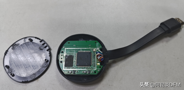 有人找我画一个无线投屏器的PCB，刚好手上有一个拆解看一下