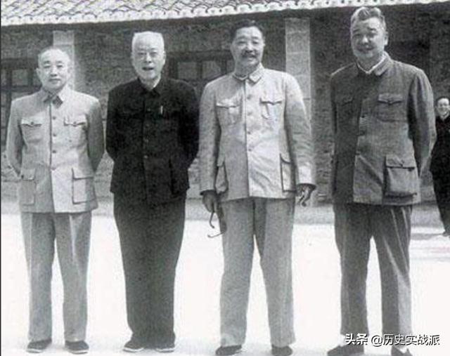 1958年，李井泉陪毛主席冒雨视察隆昌，主席笑称：我们都是黑炭头