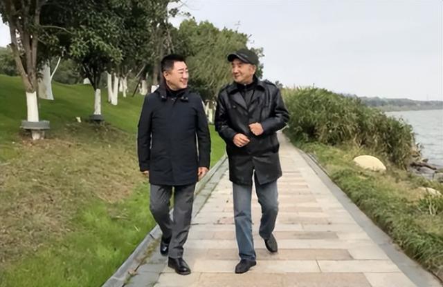 他是央视金牌主持人，57岁才结婚，娶北师大教授，气质高贵还漂亮