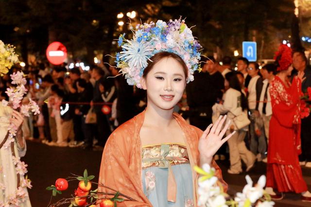新民大街放大招：市集、花车巡游，承包你的假期快乐！