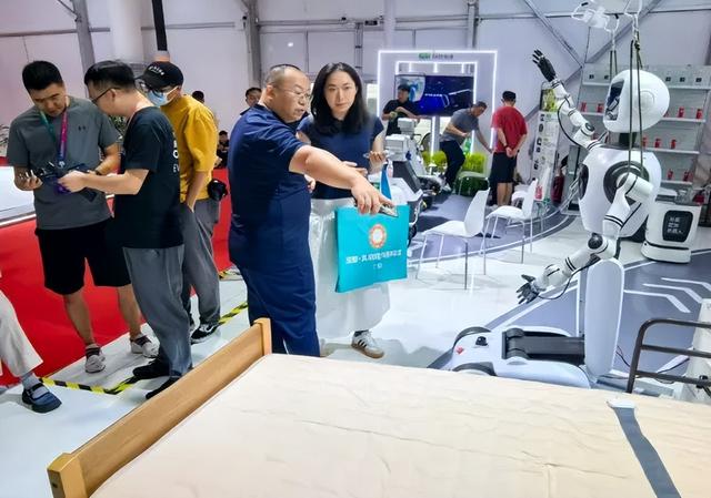 2025世界机器人大会在京开幕！两款“温江造”康养机器人首发亮相