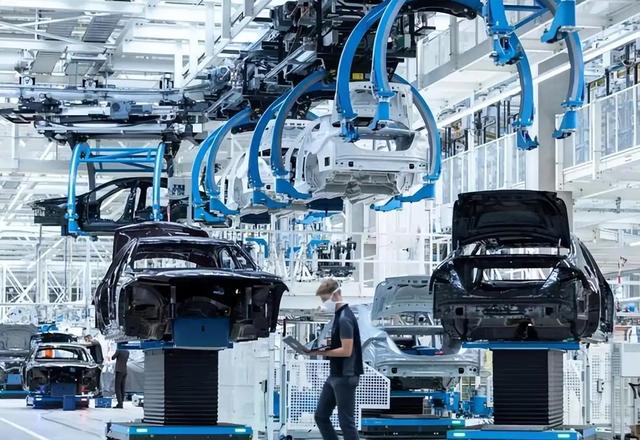 特朗普向全球发出通牒：180天内必须对中国动手	，不配合就加税