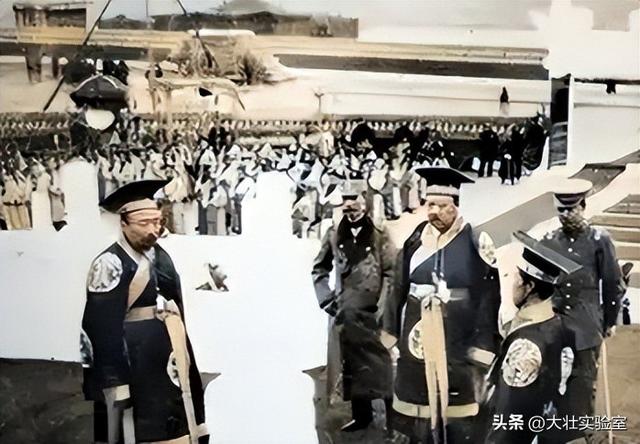 袁世凯的真实老照片：穿龙袍坐龙椅接受朝拜，姨太太确实漂亮！
