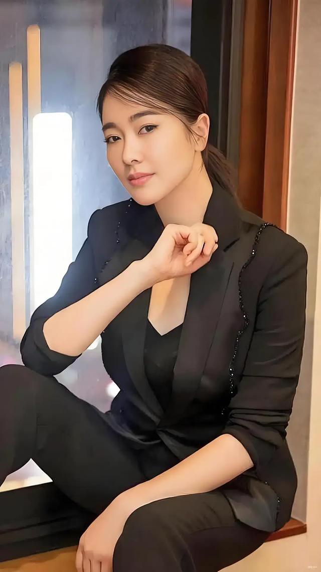 左小青这身材看起来确实是太胖了,不过这大体格子看起来非常健康