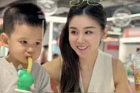 李小萌晒一家四口幸福日常，老大像妈老二像爸，俩儿子壮实又可爱图片