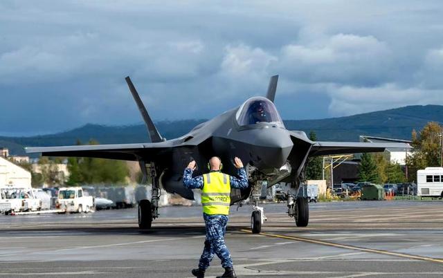 罗马尼亚1欧元拿下18架战机！泽连斯基赴荷兰要F-16，却一架未得