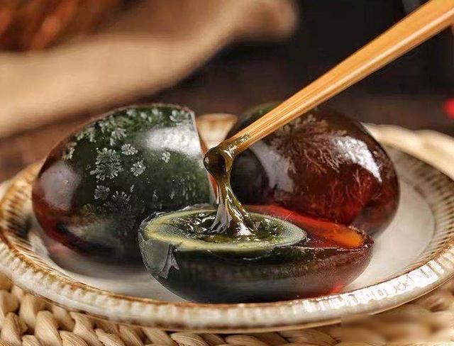 买皮蛋，要分清“溏心”和“砂心”，差距挺大，弄懂再买心有底