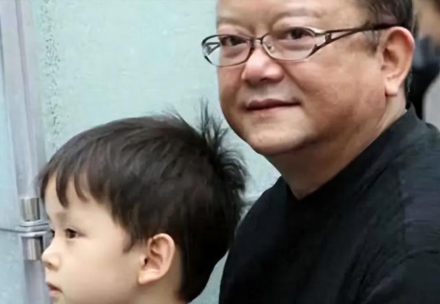 77 岁王刚的晚年：本以为有儿子能安度余生，如今却为养子操劳不停