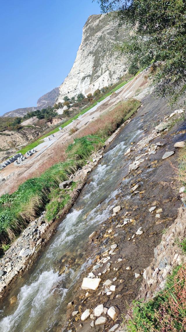 呼和浩特哈拉沁沟，一条小河从两山峡谷流出，步行只能走小路