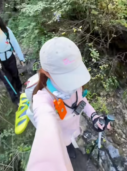 好心办坏事！男子将破损栈道铁板归位，女孩竟意外踩空掉进峡谷
