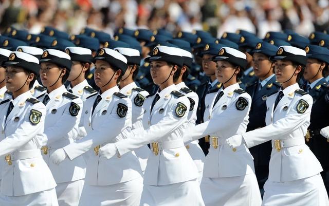 阅兵途中，如果女兵突然想上厕所怎么办？中国解决方式太聪明