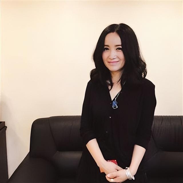 她连上5次春晚，私下却和恩师同居怀孕被骗流产，今57岁依然单身
