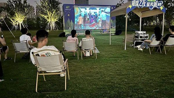 温室夜游，露天电影，夜场观展……夏夜消闲就在“双子山”下