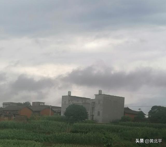 广西南宁市宾阳县邓姓人家起居而得名邓村，村内没有一户人家姓邓