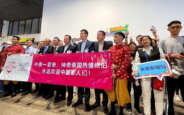 泰国大量水果腐烂，因为摊上的一句中文，中国游客：自己留着吧