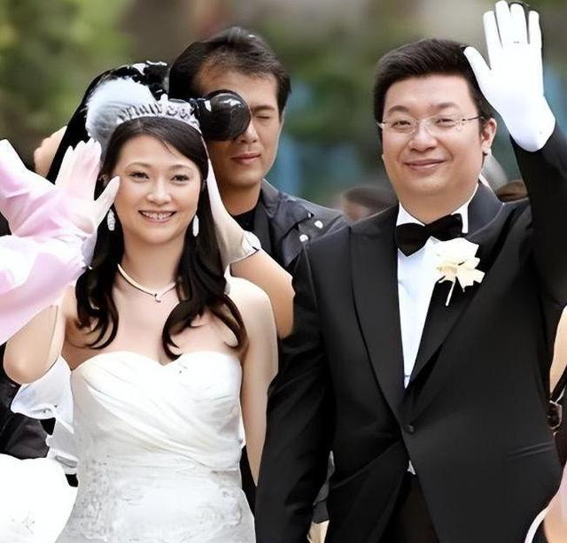 她是央视最惨女主持，男友判死缓丈夫狱中惨死，如今48岁依旧单身