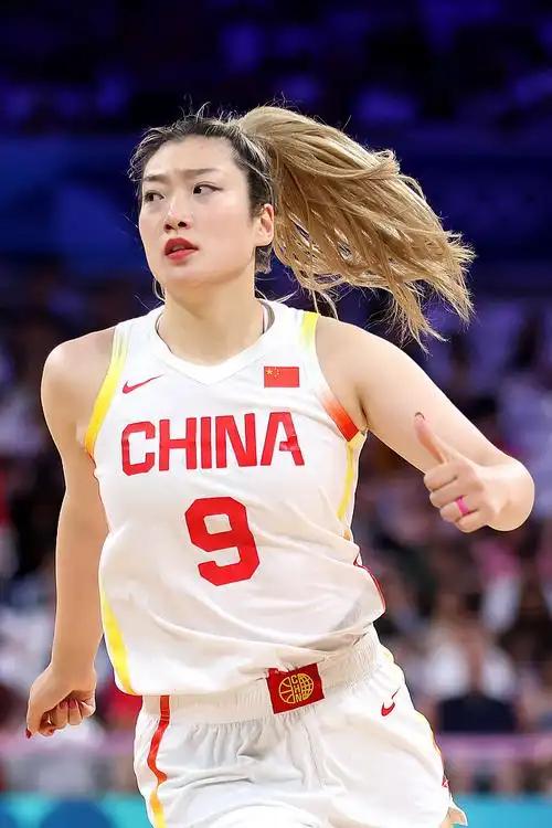 女篮出局,李梦冲上热搜!韩旭边说边哭,最新决定:想去海外打球