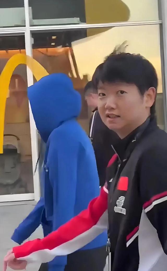孙颖莎被外国小帅哥一路狂追表白，深情凝望让她害羞！