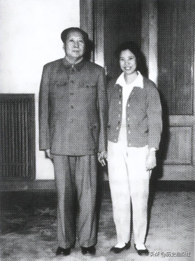 毛岸青81岁生日时的全家福，两个妹妹前来贺寿，儿媳刘滨体贴蹲着