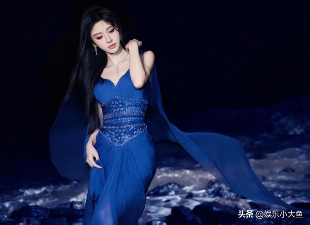 鞠婧祎出席星光大赏活动，黑色露肩长裙配珍珠项链，腰肢纤细好美