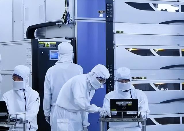 一个都跑不掉！华为600万年薪高管，带13人偷芯片，如今下场解气