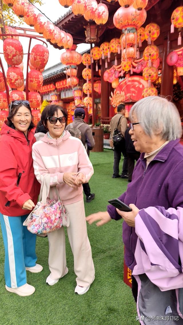 讲述我的写作故事43，《2025年开封赏菊记》。